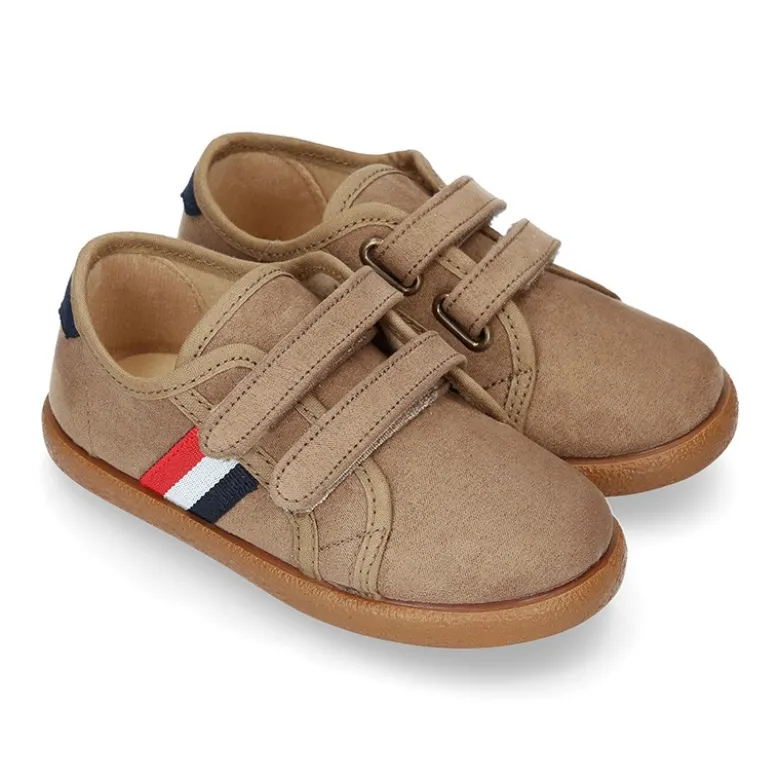 Tenis en Serratex con bandera lateral sin cordones.
