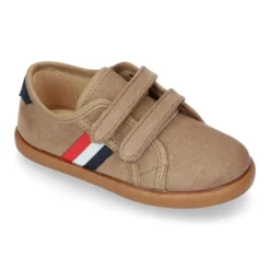 Tenis en Serratex con bandera lateral sin cordones.