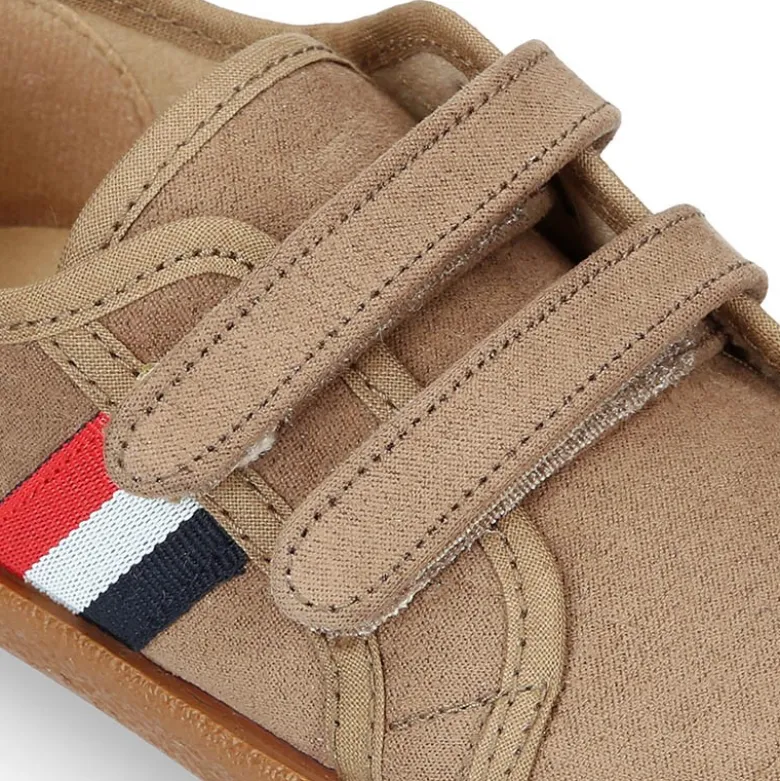 Tenis en Serratex con bandera lateral sin cordones.