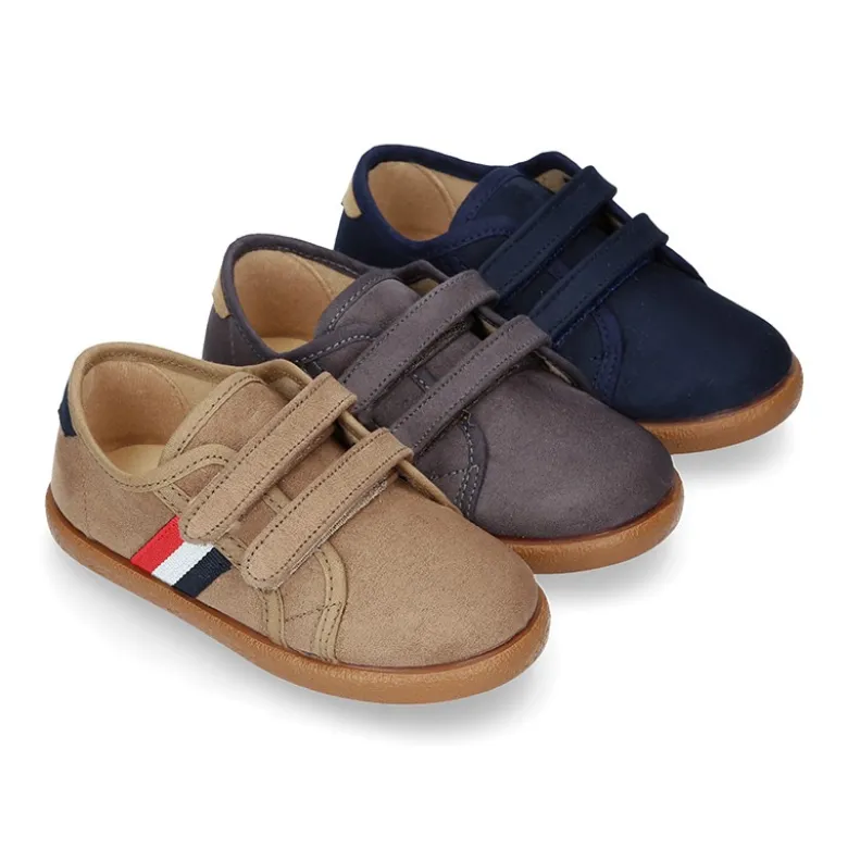 Tenis en Serratex con bandera lateral sin cordones.