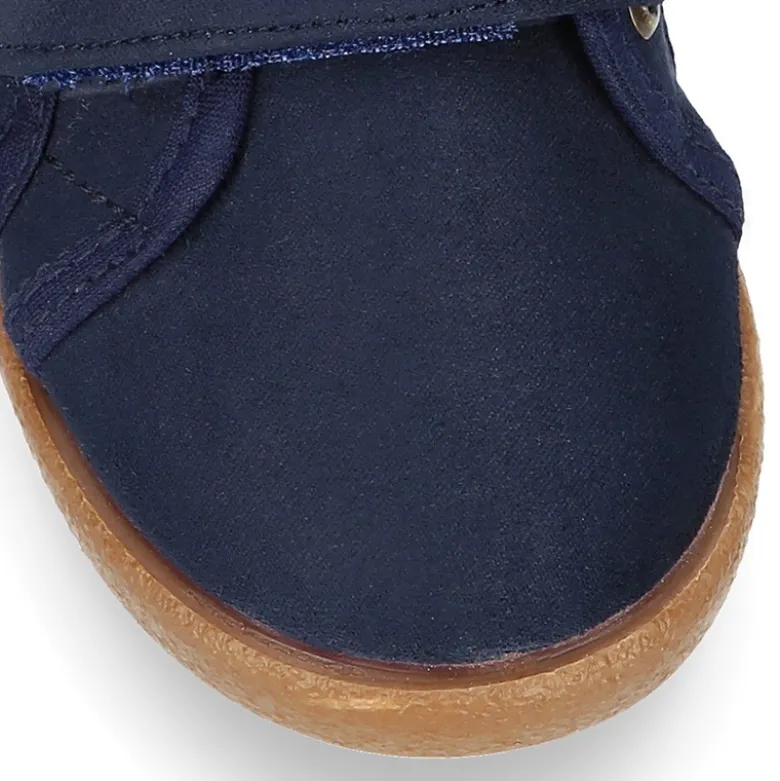 Tenis en Serratex con bandera lateral sin cordones.