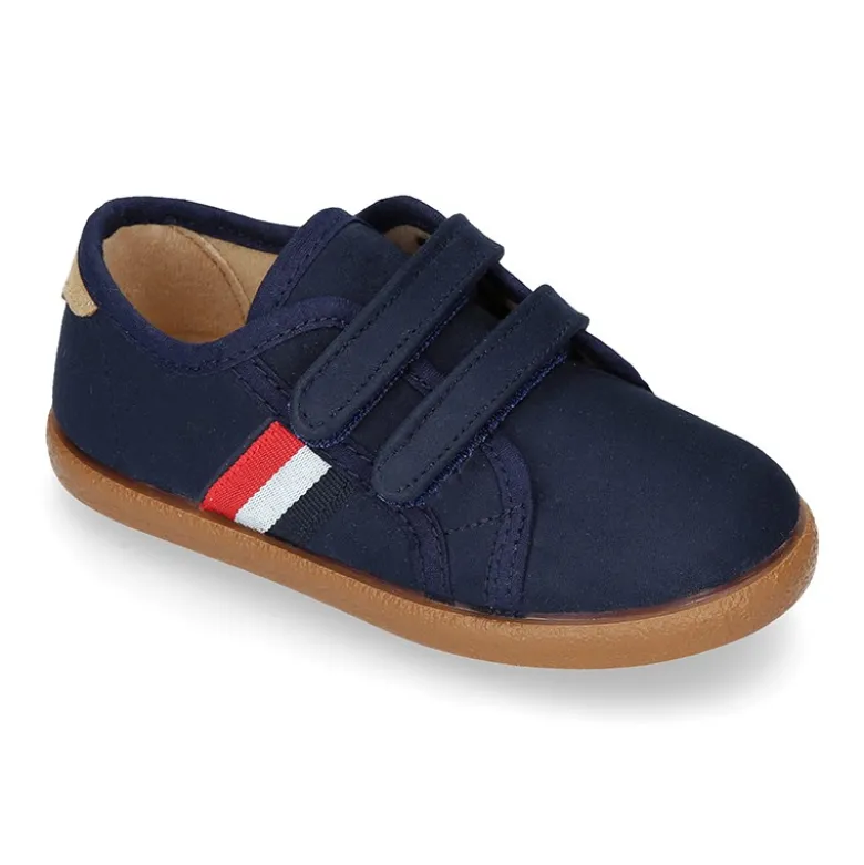 Tenis en Serratex con bandera lateral sin cordones.