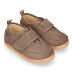 Tenis en Serratex sin cordones.