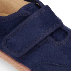 Tenis en Serratex sin cordones.