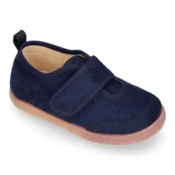 Tenis en Serratex sin cordones.