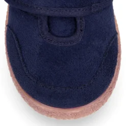 Tenis en Serratex sin cordones.