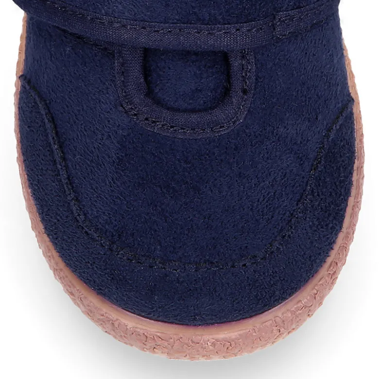 Tenis en Serratex sin cordones.