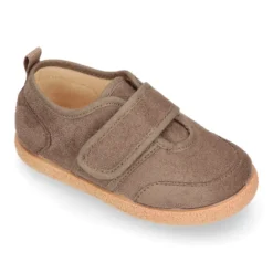 Tenis en Serratex sin cordones.