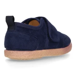 Tenis en Serratex sin cordones.