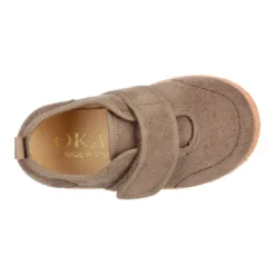 Tenis en Serratex sin cordones.