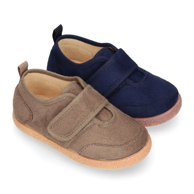 Tenis en Serratex sin cordones.