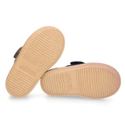 Tenis en Serratex sin cordones.
