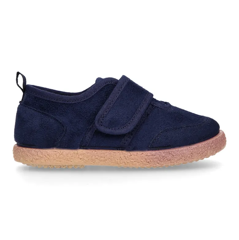 Tenis en Serratex sin cordones.