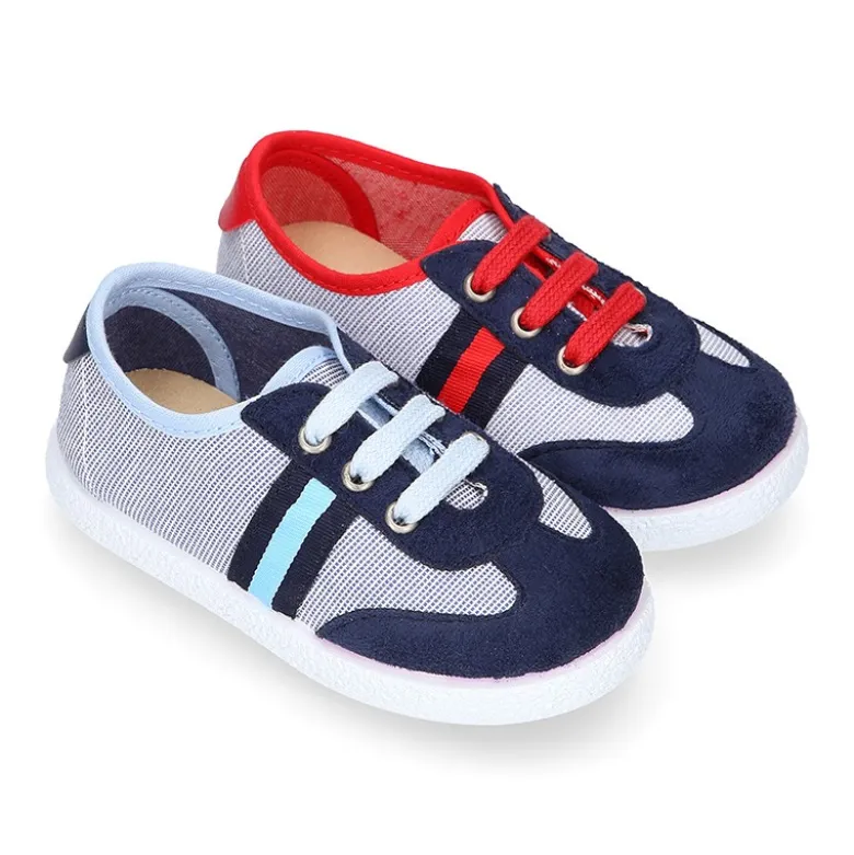 Tenis niño combinado en lona con cordones.