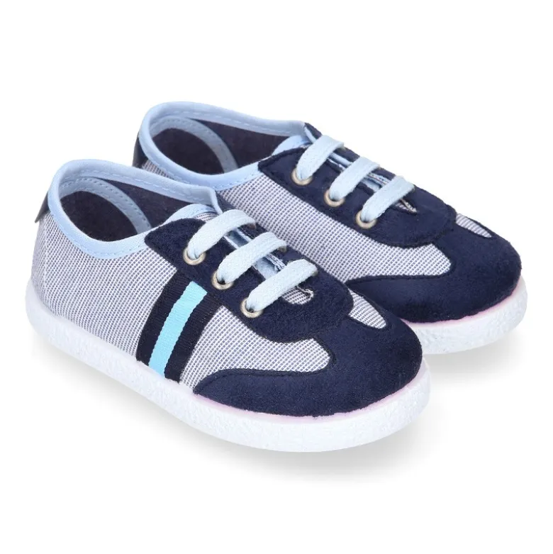 Tenis niño combinado en lona con cordones.