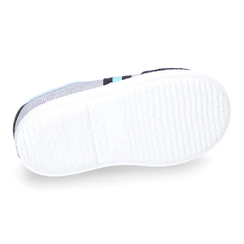 Tenis niño combinado en lona con cordones.