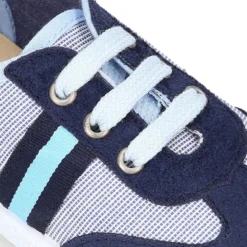 Tenis niño combinado en lona con cordones.