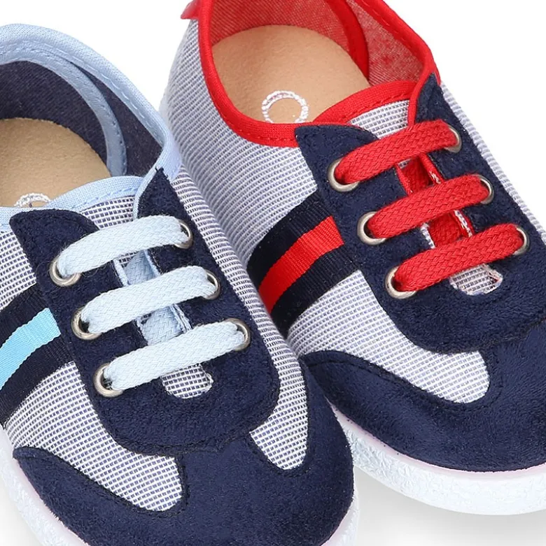Tenis niño combinado en lona con cordones.