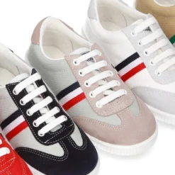 Tenis niño combinado en lona y serraje con cordones.