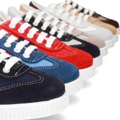 Tenis niño combinado en lona y serraje con cordones.
