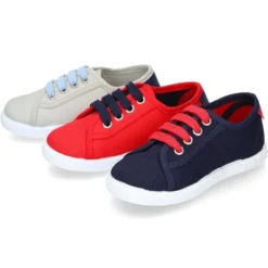 Tenis niño con cordones en lona con bandera.