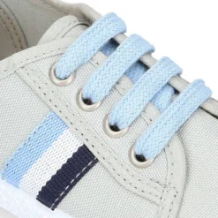Tenis niño con cordones en lona con bandera.