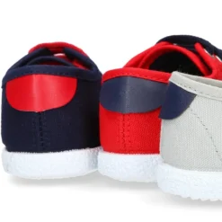 Tenis niño con cordones en lona con bandera.