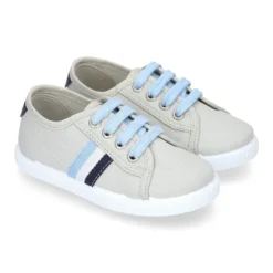 Tenis niño con cordones en lona con bandera.