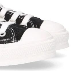 Zapatilla alta niños CASUAL con puntera y cordones en color NEGRO.