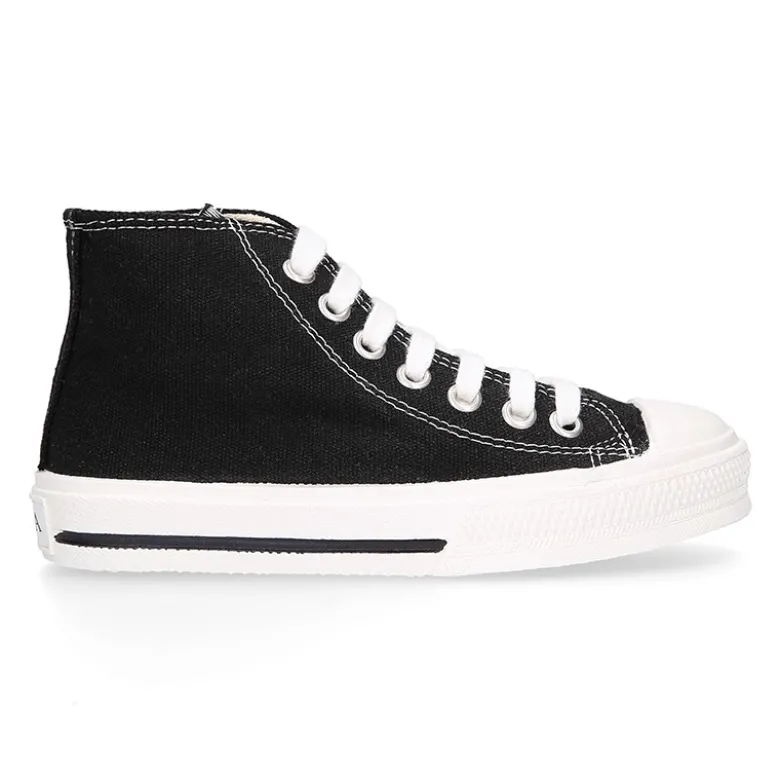 Zapatilla alta niños CASUAL con puntera y cordones en color NEGRO.