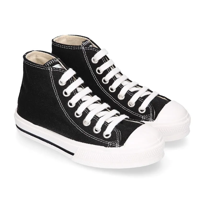 Zapatilla alta niños CASUAL con puntera y cordones en color NEGRO.