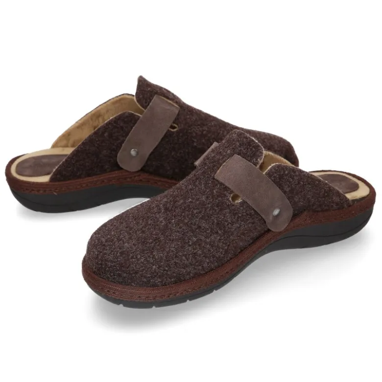 Zapatilla casa caballero OKAA ZUECO en lana con hebilla.