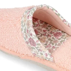 Zapatilla casa niña destalonada en lona toalla con FLORES.
