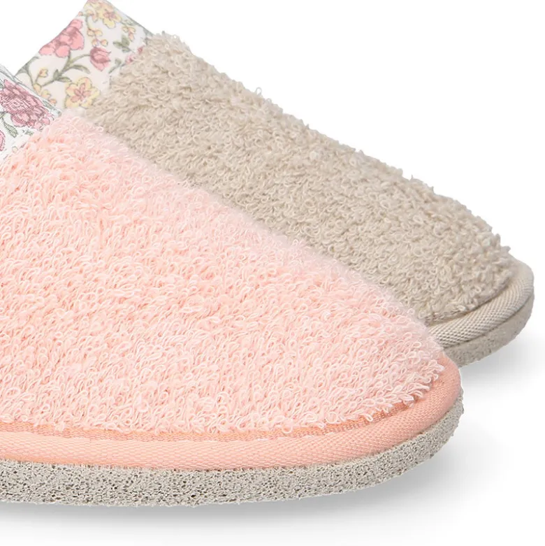 Zapatilla casa niña destalonada en lona toalla con FLORES.