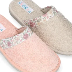 Zapatilla casa niña destalonada en lona toalla con FLORES.