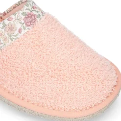 Zapatilla casa niña destalonada en lona toalla con FLORES.