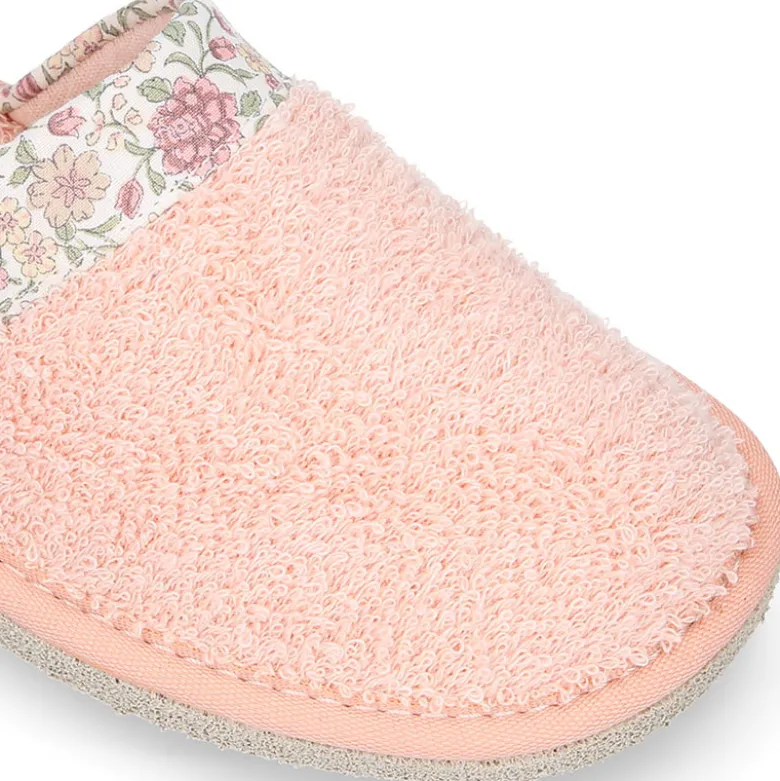 Zapatilla casa niña destalonada en lona toalla con FLORES.