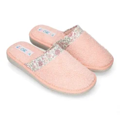 Zapatilla casa niña destalonada en lona toalla con FLORES.
