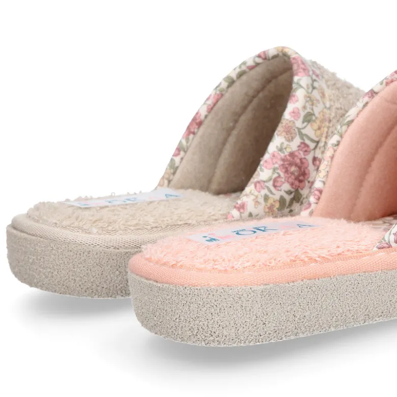 Zapatilla casa niña destalonada en lona toalla con FLORES.