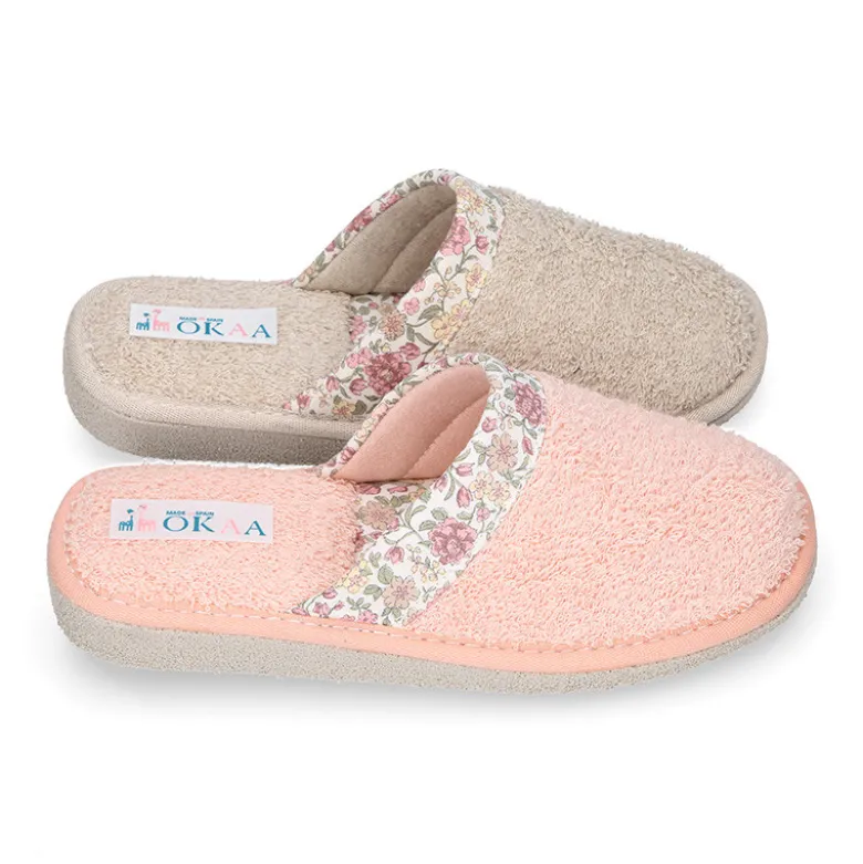 Zapatilla casa niña destalonada en lona toalla con FLORES.