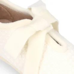 Zapatilla casa niña tipo ANGELITO con lazos de terciopelo en lona CUADRILLÉ.