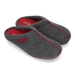 Zapatilla casa niños caballero OKAA tipo zueco en lana con vivos.