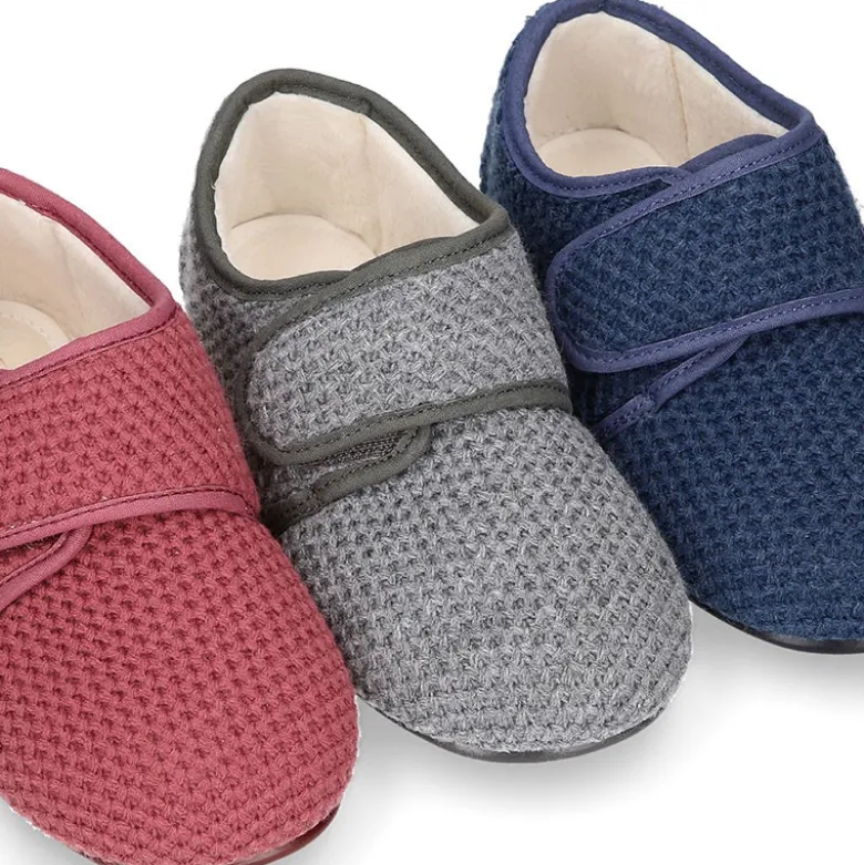 Zapatilla casa niños con cierre adherente en lana.