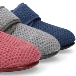 Zapatilla casa niños con cierre adherente en lana.
