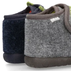 Zapatilla casa niños OKAA FANTASÍA tipo Botita sin cordones.