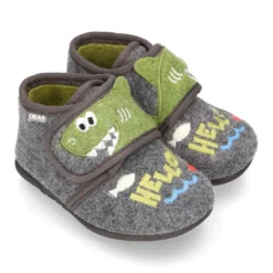 Zapatilla casa niños OKAA FANTASÍA tipo Botita sin cordones.