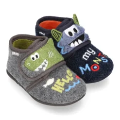 Zapatilla casa niños OKAA FANTASÍA tipo Botita sin cordones.