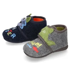 Zapatilla casa niños OKAA FANTASÍA tipo Botita sin cordones.