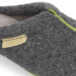 Zapatilla casa niños OKAA tipo zueco en lana con vivos.