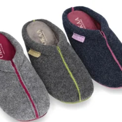 Zapatilla casa niños OKAA tipo zueco en lana con vivos.